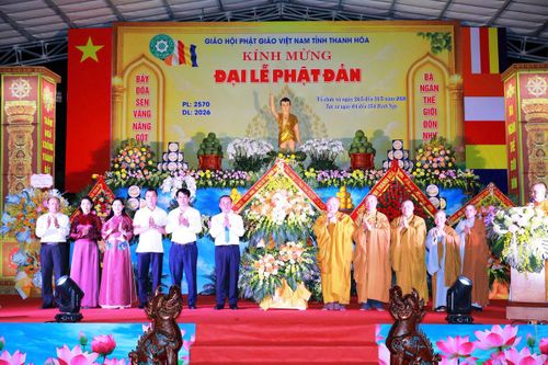 Bí thư Tỉnh ủy Lê Đức Thái cùng các lãnh đạo tỉnh Thanh Hóa đã trao lẵng hoa chúc mừng Đại lễ Phật đản Phật lịch 2570 tới Ban Trị sự Giáo hội Phật giáo Việt Nam tỉnh Thanh Hóa. Ảnh: Nguyễn Chung.