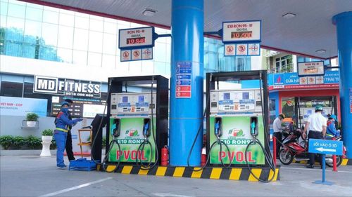 Nhiều chủ xe vẫn lo lắng khi đổ xăng sinh học. Ảnh: TÚ UYÊN