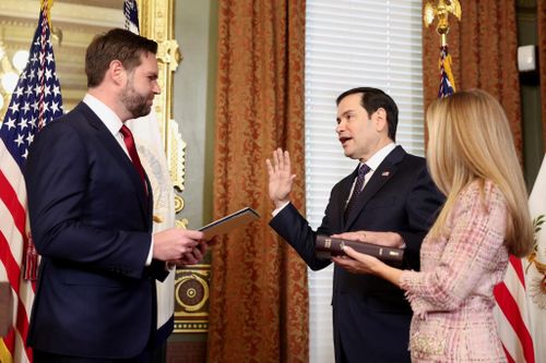 Ông Rubio tuyên thệ nhậm chức ngoại trưởng Mỹ tháng 1/2025 dưới sự chứng kiến của ông Vance. Ảnh: Reuters.