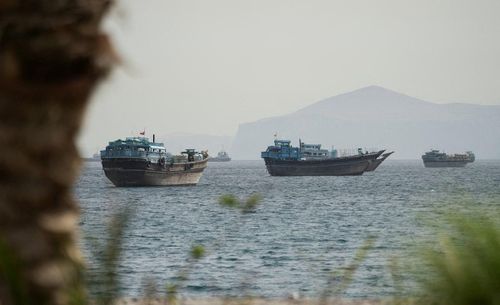 Thông tin xung quanh việc mở lại eo biển Hormuz hiện vẫn còn nhiều mâu thuẫn. Ảnh: Reuters.