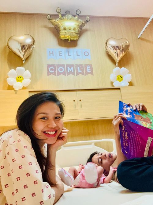 Trên trang cá nhân, Lê Lộc vừa đăng tải bức ảnh gia đình bên "thiên thần nhỏ". Cô vừa sinh con đầu lòng tại một bệnh viện phụ sản ở TP.HCM. Tuấn Dũng đồng hành bên vợ trong thời gian lâm bồn. Vợ chồng anh chào đón con gái sau khoảng nhiều năm gắn bó. Họ đã đăng ký kết hôn nhưng chưa tổ chức lễ cưới. "Hiện tại ba, mẹ và bé đang dần thích nghi với nhau trong 24 giờ lộn xộn mỗi ngày, nhưng nó thật thú vị", cô viết.