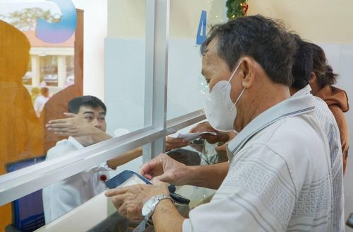 Người dân nhận thuốc BHYT. Ảnh: Nguyễn Thuận.