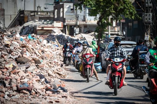  Thời tiết oi bức kèm khói bụi từ các công trình đang thi công, phá dỡ càng làm cho người đi đường cảm thấy ngột ngạt. Hình ảnh tại công trường giải phóng mặt bằng Vành đai 2,5 đoạn qua phường Thanh Xuân lúc 14h30. 