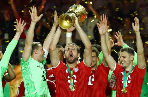 Harry Kane nâng danh hiệu Cup Quốc gia Đức. Ảnh: Reuters