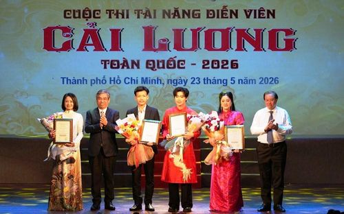Bích Trâm (thứ 2 từ phải qua) cùng với 3 thí sinh nhận giải Nhất tại Cuộc thi Tài năng diễn viên cải lương toàn quốc năm 2026