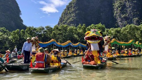 Rước rồng, múa lân trên sông Ngô Đồng