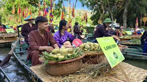 Nhiều sản vật, nông sản đặc sắc của 34 tỉnh, thành phố đều có mặt tại Lễ hội Sắc vàng Tam Cốc - Tràng An