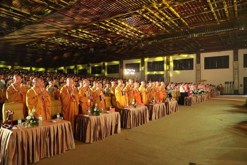 Các đại biểu cùng tăng ni, phật tử thực hiện nghi thức dâng hương cầu nguyện