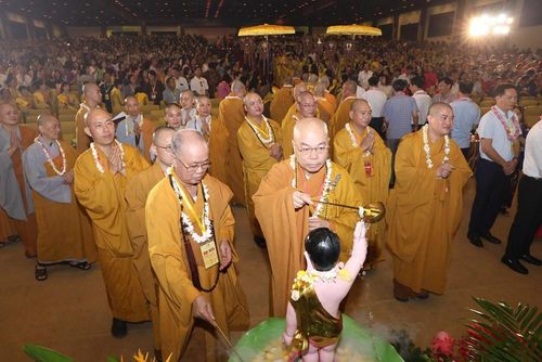 Các đại biểu thực hiện nghi thức tắm Phật