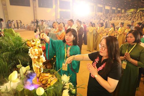 Hàng ngàn tăng ni, phật tử, nhân dân và du khách nô nức đổ về chùa Bái Đính ngày tổ chức Đại lễ Phật đản