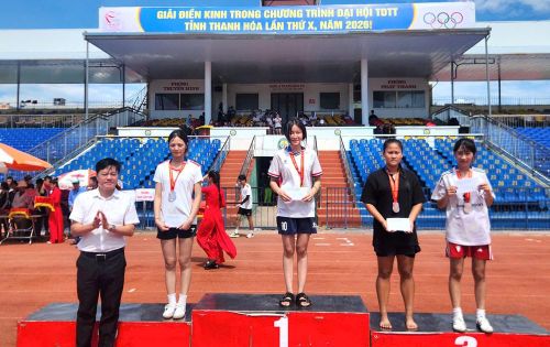 Ông Nguyễn Duy Tự, Phó Giám đốc Sở VHTTDL Thanh Hóa trao huy chương cho các vận động viên giành thành tích xuất sắc