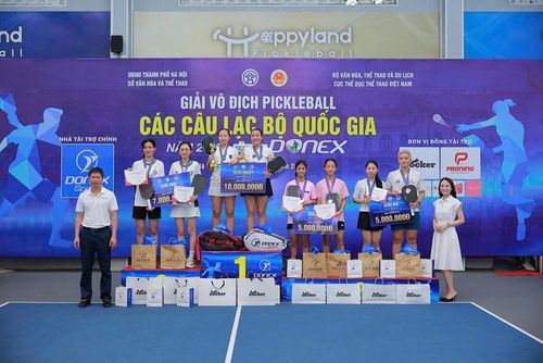Ban tổ chức trao thưởng cho các tay vợt đoạt giải