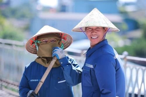 Hệ thống lan can cầu đã được thay thế, sửa chữa, sơn mới. Ảnh: Hoàng Hiếu - TTXVN