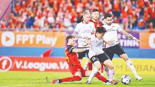 Công an Thành phố Hồ Chí Minh (áo trắng) hòa đội chủ nhà Ninh Bình 1-1.