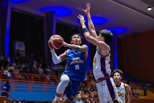 Lian Ramiro đột phá trước tay chắn của cầu thủ Nha Trang Dolphins. (Ảnh: VBA)