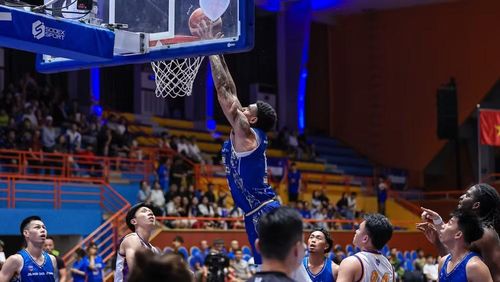 AJ Bramah úp rổ ghi điểm cho Hanoi Buffaloes. (Ảnh: VBA)