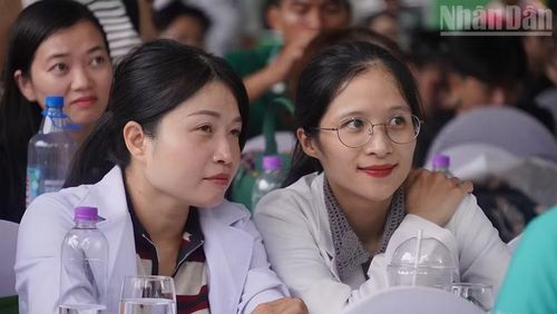 Các chuyên gia y tế tham gia chương trình.