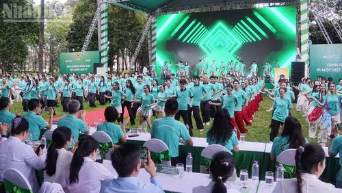 Chương trình mở màn với màn đồng diễn thể dục.