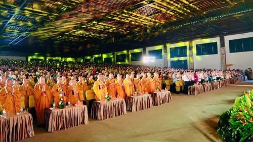 Các đại biểu thực hiện nghi thức dâng hương ngày Đức Phật đản sinh và cầu nguyện cho quốc thái dân an, thế giới hòa bình, nhân dân an lạc.