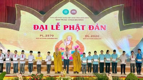 Các em học sinh nhận quà tại chương trình.