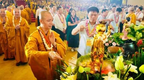 Các đại biểu cùng các tăng ni, phật tử thực hiện nghi thức tắm Phật.