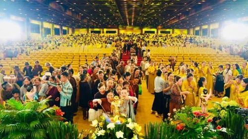 Đông đảo tăng ni, phật tử tham dự Đại lễ Phật đản năm 2026 tại Ninh Bình.