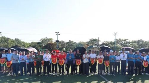 Ban tổ chức tặng cờ lưu niệm các đội tham dự giải.