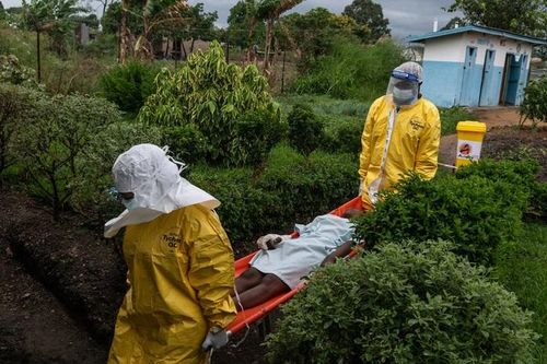 Nhân viên y tế đưa một bệnh nhân Ebola đến trung tâm điều trị ở Rwampara - DRC hôm 21-5. Ảnh: AP