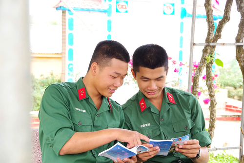 Các chiến sĩ mới Đại đội 4, Tiểu đoàn 1, Trung đoàn 1 chia sẻ về dòng nhật ký. 