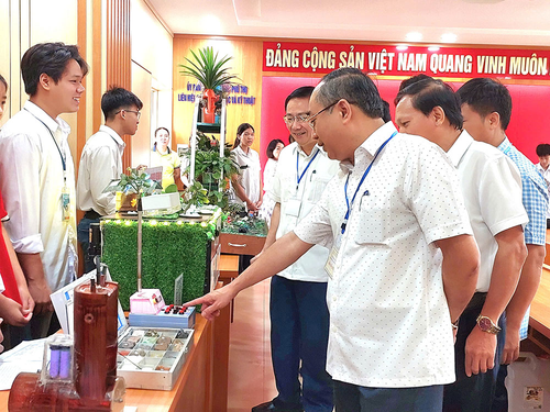 Học sinh Đặng Huy Mạnh, Trường THPT Hạ Hòa (Phú Thọ) giới thiệu về sản phẩm mô hình hệ thống khí canh thông minh.