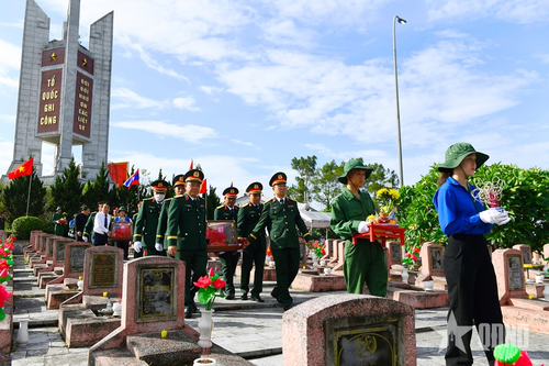  Cán bộ, nhân dân và LLVT tỉnh Nghệ An tiễn đưa các liệt sĩ.