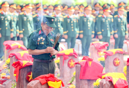  Các cựu chiến binh, người dân tỉnh Nghệ An tới tiễn đưa các liệt sĩ về nơi an nghỉ.