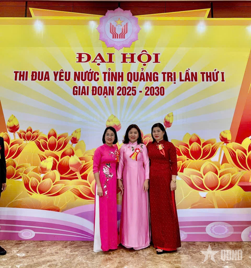  Chị Trần Thị Ly (ngoài cùng, bên phải) tại Đại hội Thi đua yêu nước tỉnh Quảng Trị lần thứ nhất giai đoạn 2025-2030. Ảnh do nhân vật cung cấp 