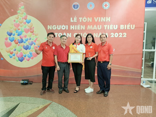 Chị Trần Thị Ly (áo trắng) trong Lễ tôn vinh người hiến máu tiêu biểu toàn quốc năm 2022.