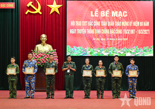 Trao thưởng các đoàn, vận động viên có thành tích cao tại hội thao.