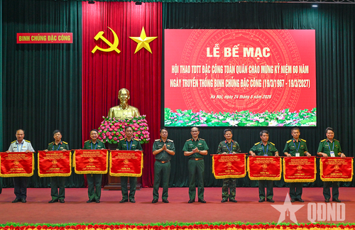 Lãnh đạo Binh chủng Đặc công trao cờ nhất, nhì, ba tặng các đoàn.