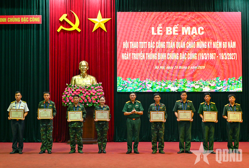 Trao các hình thức khen thưởng đối với tập thể, cá nhân có thành tích tiêu biểu trong hội thao.