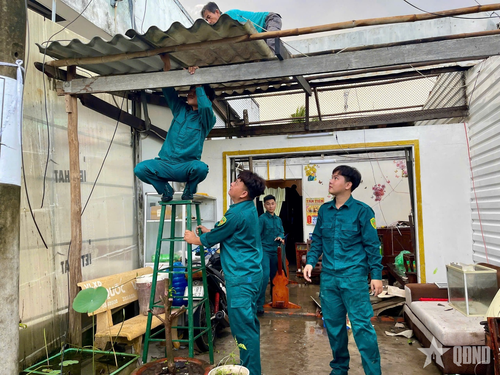 Lực lượng dân quân xã Phong Thạnh giúp người dân khắc phục hậu quả dông lốc.
