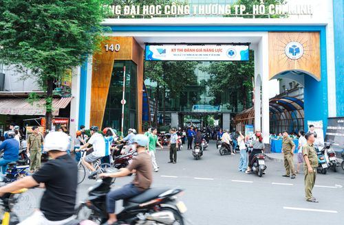  Lực lượng chức năng tham gia điều tiết giao thông trước điểm thi Trường ĐH Công thương TPHCM - Ảnh: THANH HÙNG 