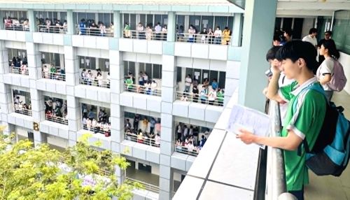  Điểm thi Trường ĐH Công nghiệp TPHCM là điểm thi có đông thí sinh dự thi nhất của cụm thi TPHCM - Ảnh: THANH HÙNG 