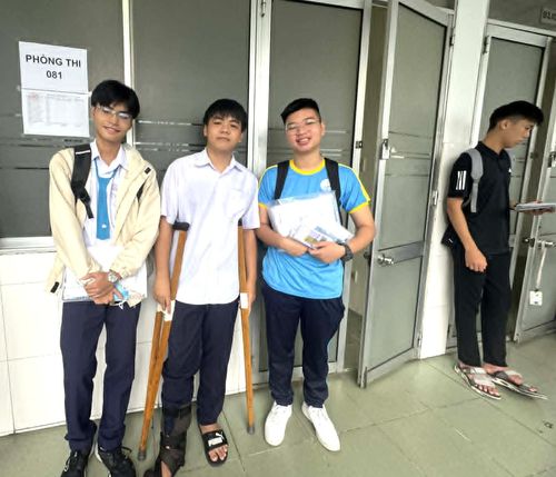  Thí sinh Trần Hoàng Sơn chống nạn đi thi tại điểm thi Trường ĐH Công nghiệp TPHCM - Ảnh: THANH HÙNG 