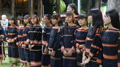  Người trẻ tham gia biểu diễn "Cồng chiêng cuối tuần" ở Quảng trường Đại Đoàn Kết. Ảnh: HỮU PHÚC 