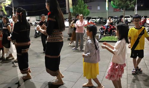  Các em nhỏ hòa mình cùng nghệ nhân nhảy điệu xoang. Ảnh: HỮU PHÚC 