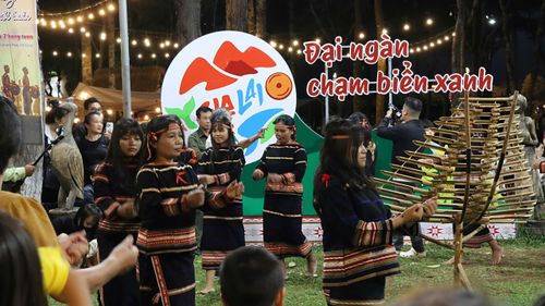  Nghệ nhân trình diễn múa xoang. Ảnh: HỮU PHÚC 