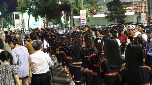  Du khách hòa mình dõi theo các nghệ nhân trình diễn. Ảnh: HỮU PHÚC 