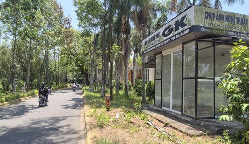 Biển hiệu bạc màu dưới nắng mưa