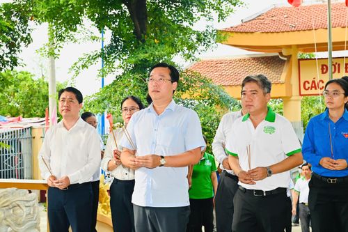 Phó Bí thư Thường trực Thành ủy TPHCM Lê Quốc Phong cùng các đại biểu thắp hương tưởng nhớ các Anh hùng liệt sĩ tại Nhà bia ghi danh liệt sĩ