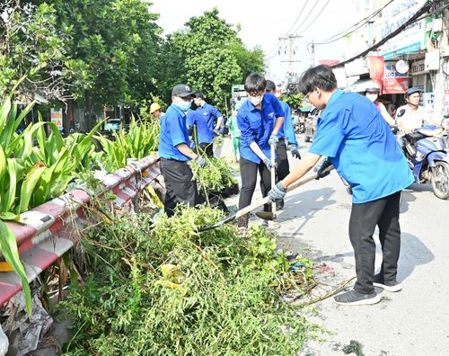 Đoàn viên, thanh niên tham gia dọn dẹp vệ sinh môi trường. Ảnh: VIỆT DŨNG
