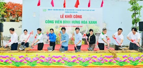 Phó Bí thư Thường trực Thành ủy TPHCM Lê Quốc Phong cùng các đại biểu thực hiện nghi thức khởi công xây dựng công viên Bình Hưng Hòa Xanh. Ảnh: VIỆT DŨNG