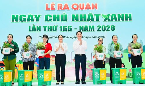 Chánh Văn phòng Thành ủy TPHCM Phạm Hồng Sơn, Phó Trưởng Ban Tuyên giáo và Dân vận Thành ủy TPHCM Nguyễn Thị Tuyết Minh trao tặng cây xanh đến người dân